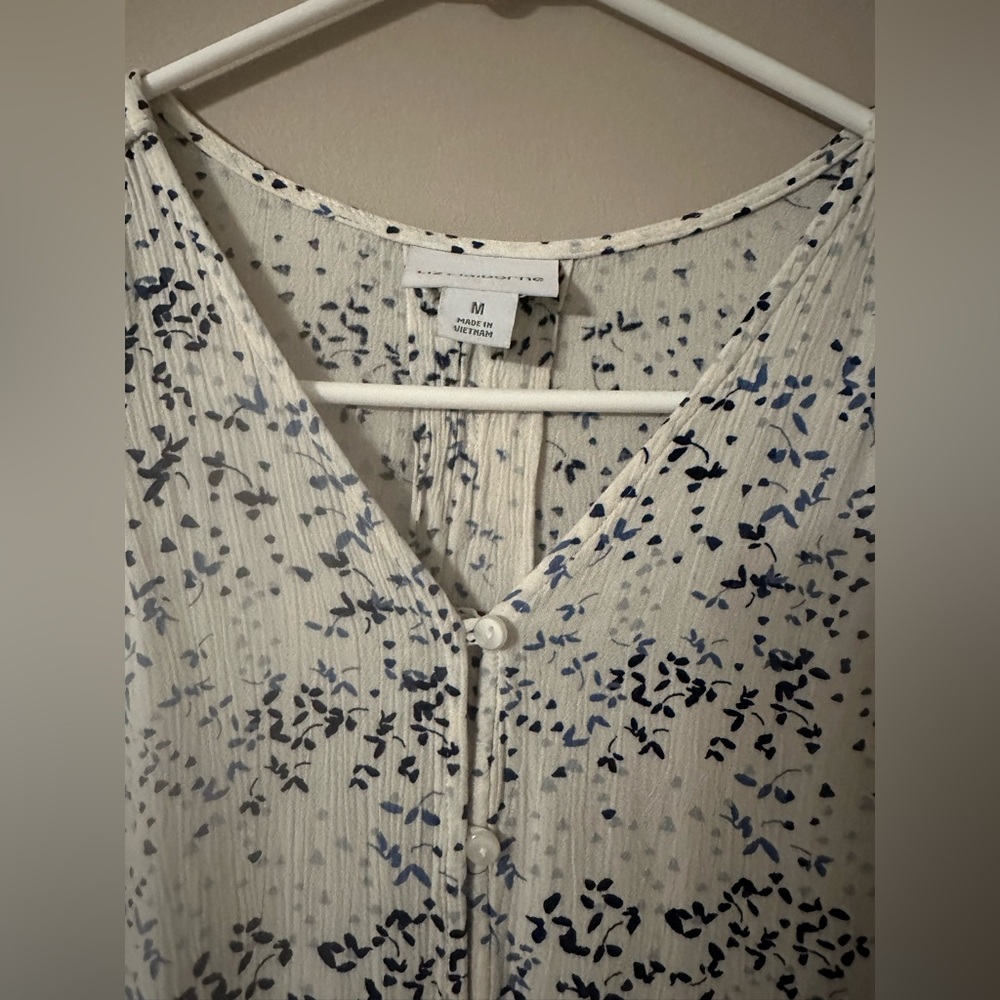 LIZ CLAIBORNE size MEDIUM cream & blue printed, short sleeved blouse. - Picture 4 of 7